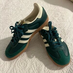 Women’s Adidas Samba. EUC.
